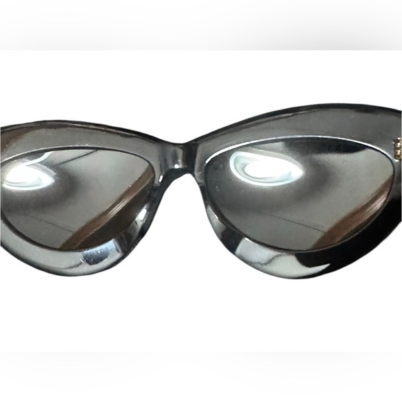 LOEWE Curvy Cat Eye Sunglasses Style #: LW40096I w/ BRANDED Case & Dustcloth EUC main image 6